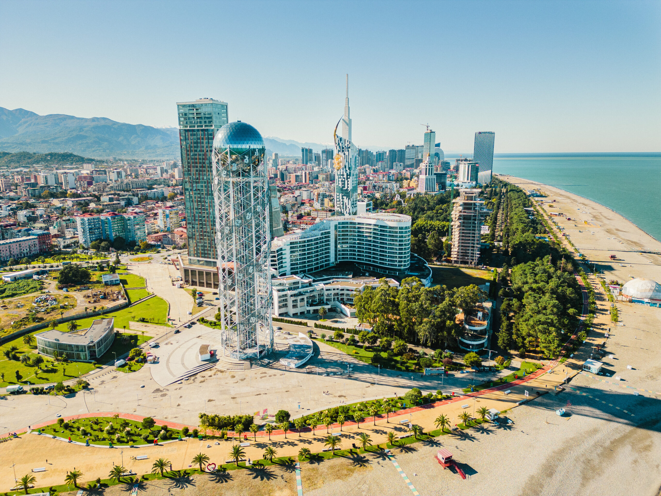 Widok z góry na wieżę alfabetu, bulwar w Batumi, plażę i fragment Morza Czarnego.