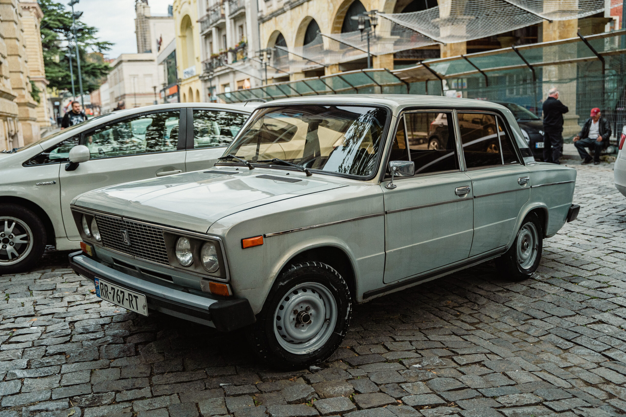 Szary duży fiat.